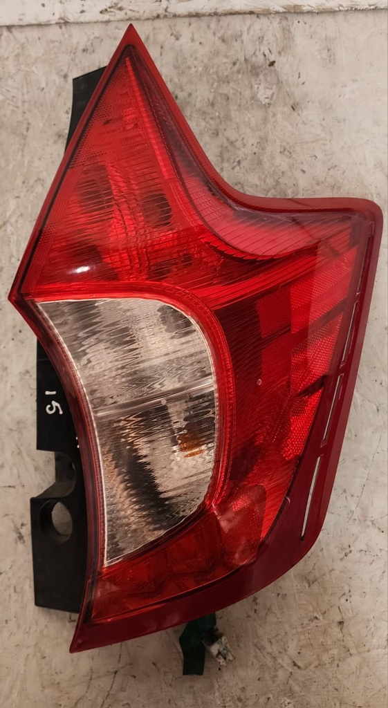STOP RH DE FALDON NISSAN VERSA NOTE 2015