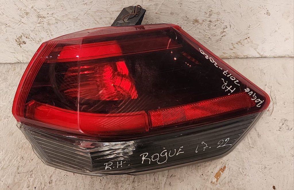 STOP RH DE FALDON NISSAN ROGUE 2017/2022