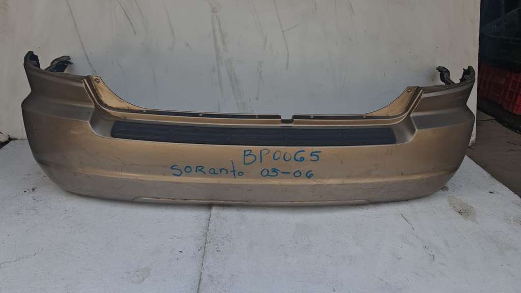 BUMPER TRASERO SORENTO 03-06