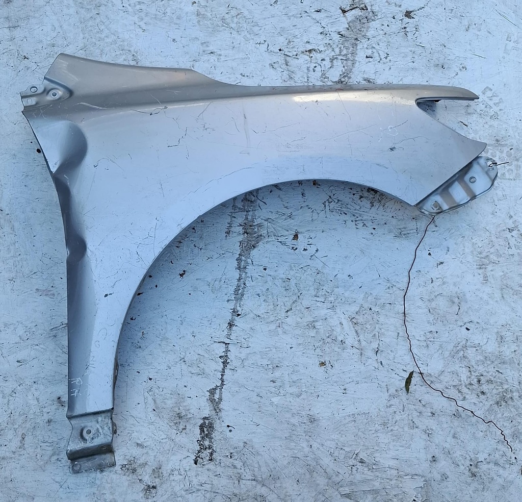 GUARDAFANGO RH TOYOTA COROLLA 2011 CON DETALLE