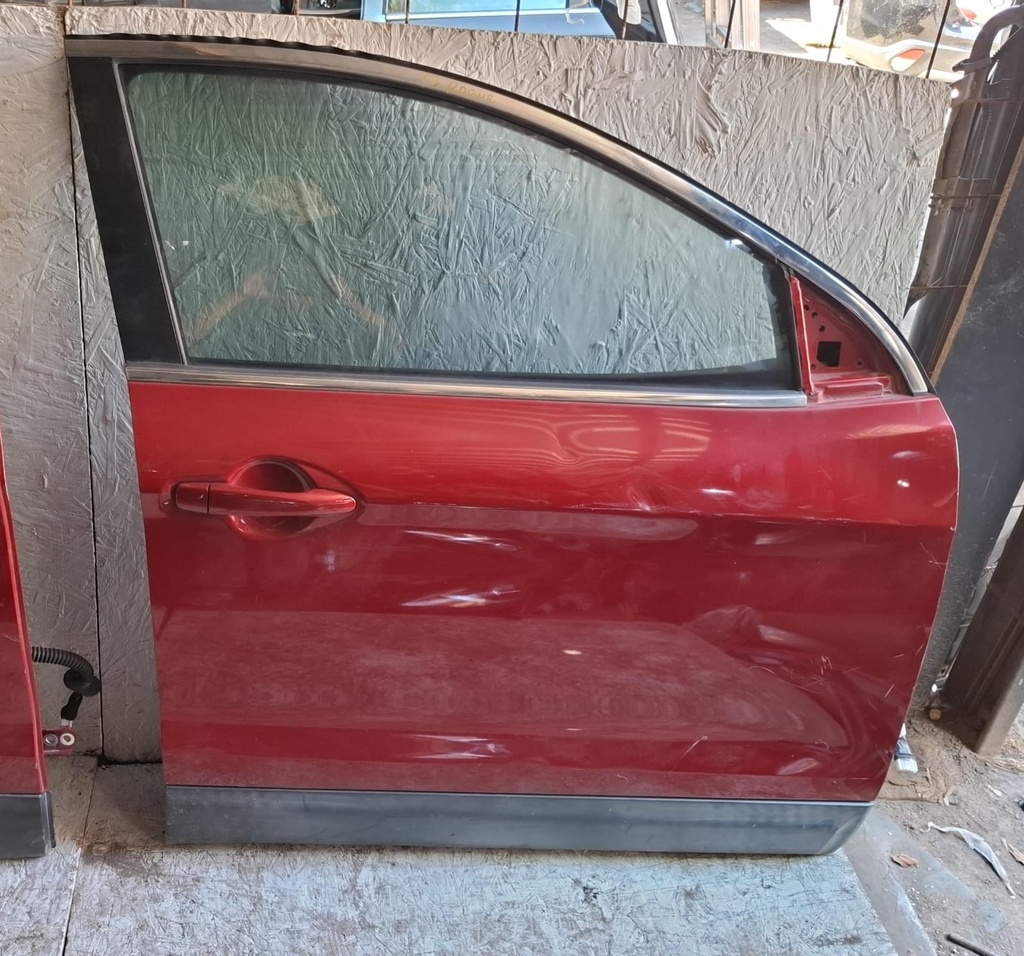 PUERTA RH NISSAN ROGUE SPORT 2021 ROJA C7