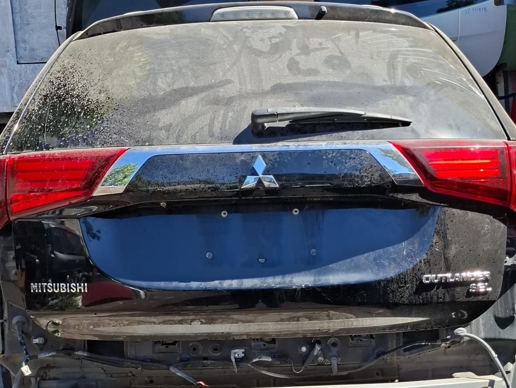 FALDON MITSUBISHI OUTLANDER 2017 SIN COMPUERTA 