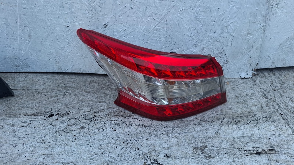 STOP LH SENTRA 2014 CON DETALLE